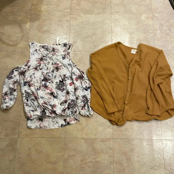 Woman’s Tops, Sz Small- 2 for one price - Picture 1 of 3
